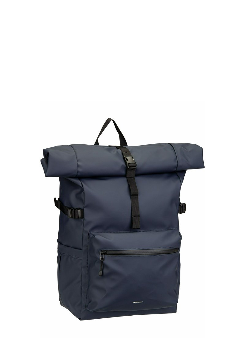 Mochila de rollo de marina hecha de material duradero que cuenta con correas ajustables, un bolsillo delantero con cremallera y un diseño elegante con un logo minimalista.