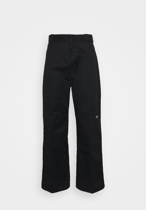 Zwarte wijde broek met een gladde textuur, voorzien van een reguliere tailleband en een klein geborduurd logo nabij het rechterbeen.