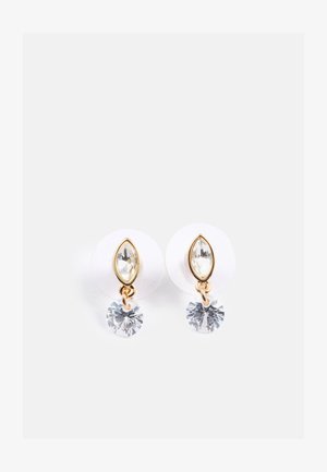 Pendientes en tono dorado que presentan una piedra clara en forma de marquesa en la parte superior y una piedra clara redonda más grande colgando debajo. Respaldo transparente.