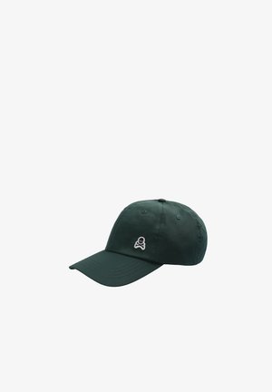 Gorra de béisbol verde oscuro con un pequeño logo blanco de calavera y huesos cruzados en el centro delantero.
