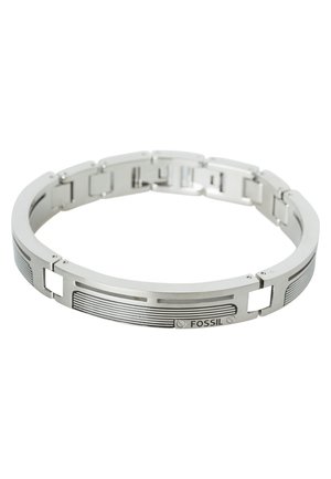 Bracelet Fossil en métal argenté avec maillons rectangulaires et motif de ligne horizontale gravé sur un fond blanc uni.