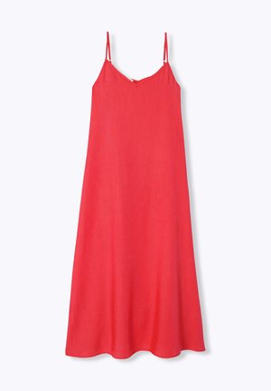Robe midi rouge sans manches avec fines bretelles ajustables et texture côtelée verticale subtile, présentée sur un fond blanc uni.