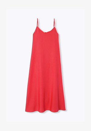Robe midi rouge sans manches avec fines bretelles ajustables et texture côtelée verticale subtile, présentée sur un fond blanc uni.