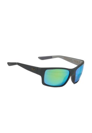 Gafas de sol con montura negra y lentes espejados azul-verde mostradas sobre un fondo blanco en un ángulo.