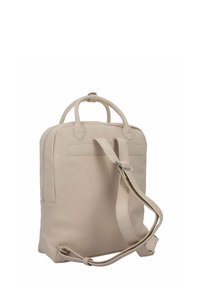 Beige Leder-Rucksack mit zwei oberen Tragegriffen, verstellbarem Schultergurt und glatter Textur. Verfügt über eine Fronttasche und minimale Nähte.