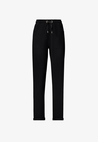 Juodi sportiniai šortai, pagaminti iš minkštos medžiagos, su raišteliu liemeniui, dviem priekinėmis kišenėmis ir siaurėjančiomis kojomis su rankovėmis.