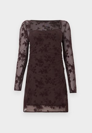 Kortærmet burgunderfarvet kjole med blomstret blondeoverlay, rynket struktur, firkantet halsudskæring og gennemsigtige lange ærmer.