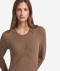 Brun stickad tröja med långa ärmar, rund halsringning, strukturerade mönster och öppna vävningar på ärmarna och kroppen.