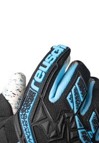 Gants de gardien de but noirs avec des accents bleus, paume texturée et dos à motifs. Présente un marquage distinctif et un design ajusté.