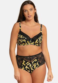 Ensemble de bikini noir décoré de motifs floraux jaunes, avec des finitions en dentelle et un bas taille haute avec des détails en tissu en maille transparente. Texture de tissu douce.