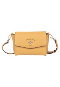 Žlutá kožená crossbody taška s texturovaným povrchem, klopovým uzávěrem, zlatými kovovými detaily a nastavitelným popruhem. Na přední straně má logo.