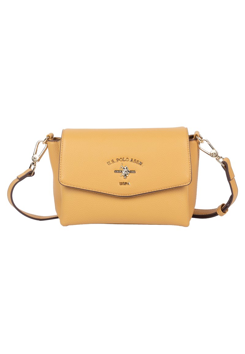 Žlutá kožená crossbody taška s texturovaným povrchem, klopovým uzávěrem, zlatými kovovými detaily a nastavitelným popruhem. Na přední straně má logo.