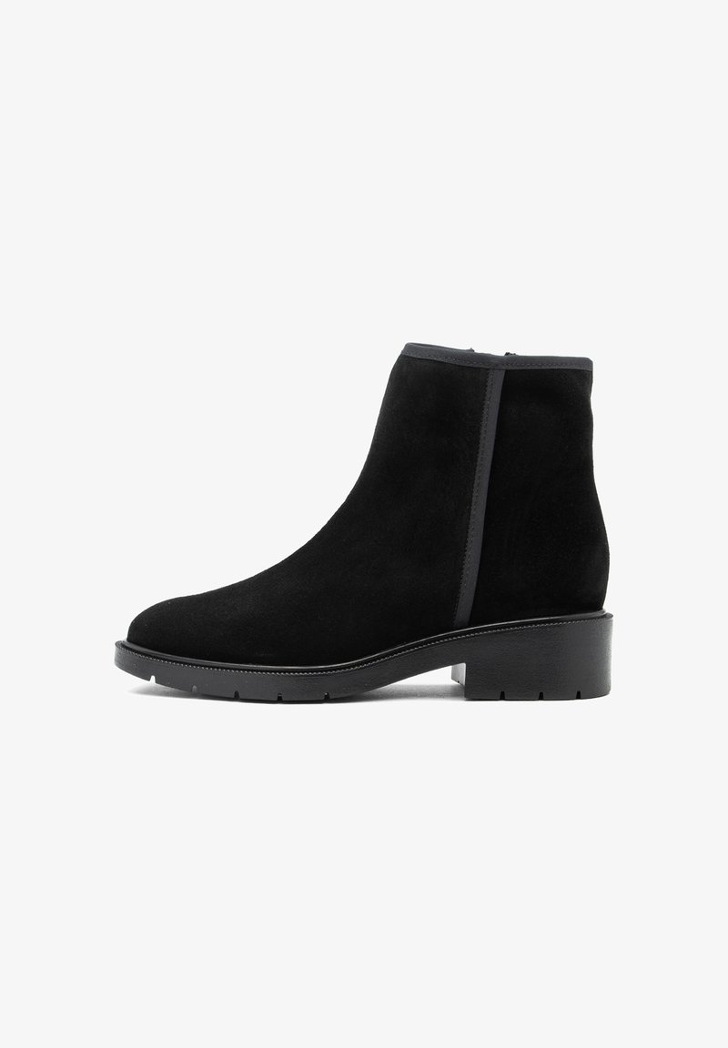 Botine negre din suede, cu o siluetă elegantă, vârful rotund și un toc bloc robust, având un panou lateral negru contrastant.