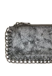 Czarny i srebrny portfel torebka z ekoskóry o popękanej fakturze, zamknięcie na zamek, a także metaliczny łańcuszek ozdobny wzdłuż krawędzi.