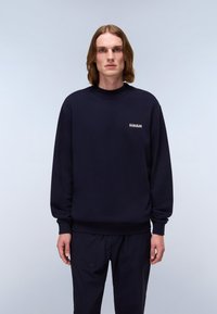 Marineblauwe sweatshirt van een zachte stof met een ronde hals en ribgebreide manchetten. Bevat een klein logo op de linkerborst.