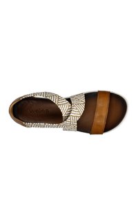 Hnědá texturovaná sandál s bílým a béžovým pleteným páskem, hladkou koženou stélkou a bílou podrážkou. Disponuje designem s křížovými pásky.