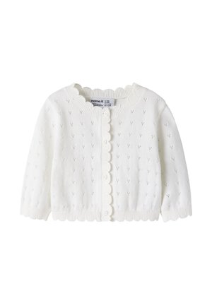 Weiß gestrickte Babystrickjacke mit kleinen Lochmustern, gewellten Rändern und Knopfverschluss vorne.