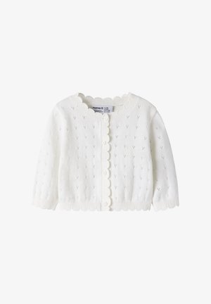 Cardigan blanc en tricot pour bébé avec petits motifs ajourés, bords festonnés et fermeture boutonnée sur le devant.