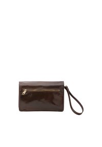 Bruine gepatineerde leren clutch met een ritsvak, platte uitvoering, polsband en een gladde textuur. Eenvoudige en functionele stijl.