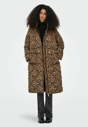 Gestikte pufferjas met luipaardprint in bruin en beige, voorzien van twee voorzakken, een hoge kraag en een ritssluiting.