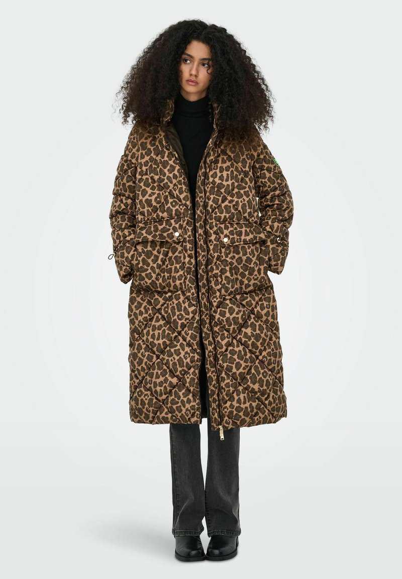 Kurtka pikowana z nadrukiem w panterkę w odcieniach brązu i beżu, z dwoma przednimi kieszeniami, wysokim kołnierzem i zapięciem na zamek.