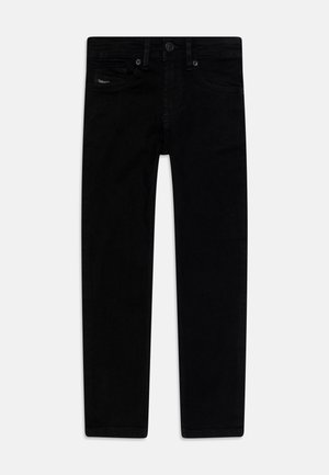 Črne traper hlače slim fit kroja, z zapiranjem na gumb spredaj, petimi žepi in diskretnimi šivi, predstavljene na ravni površini.