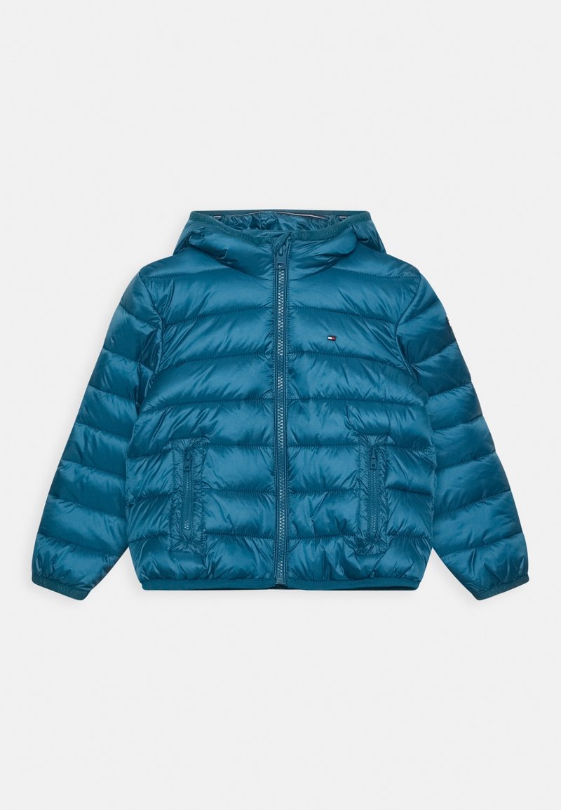 Teal blå pufferjakke med hætte, frontlynlås, to lynlåslommer og lille logo på brystet, lagt fladt på en hvid baggrund.