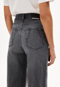 Grå denimjeans med hög midja, med två bakfickor och en ARMADAGELS-lapp på midjebandet. Lätt lös passform för komfort.