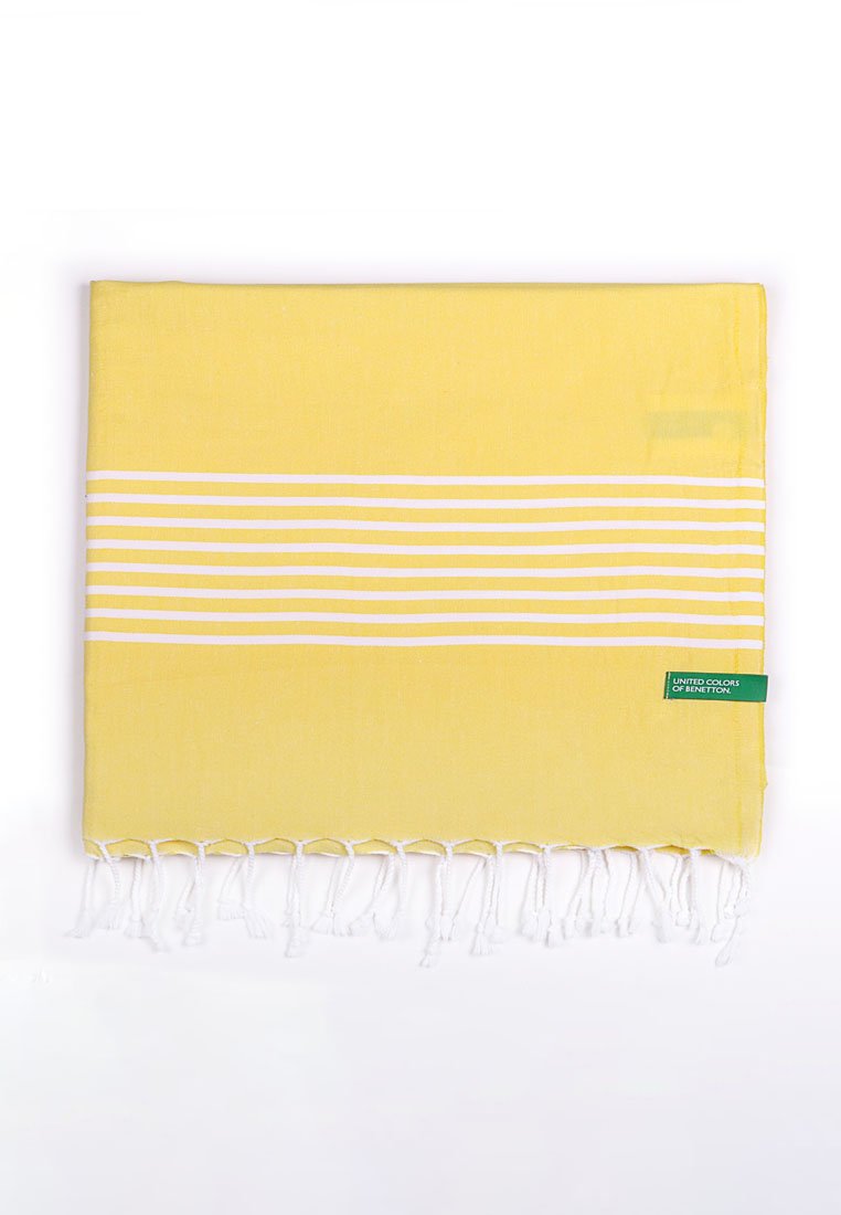 Écharpe en coton jaune avec des rayures horizontales blanches, ornée de franges le long du bord inférieur et d'une étiquette verte sur le côté.