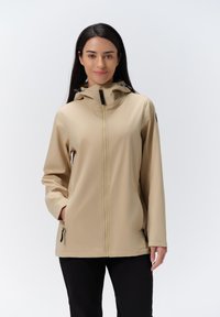 Beige waterdichte jas met een rits aan de voorkant, verstelbare capuchon en twee zijzakken. De gladde textuur en de aansluitende pasvorm verbeteren de functionaliteit.