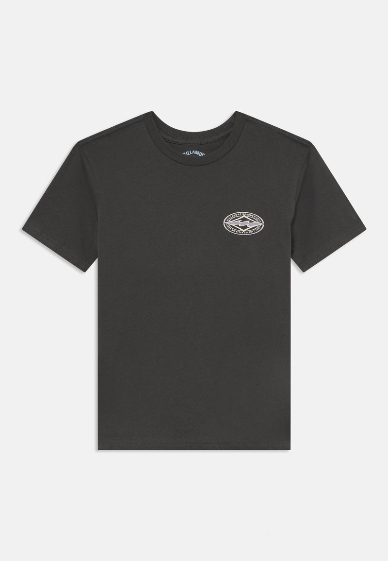Camiseta de algodón negra con cuello redondo y mangas cortas, con un pequeño logotipo ovalado impreso en el pecho en beige y blanco.