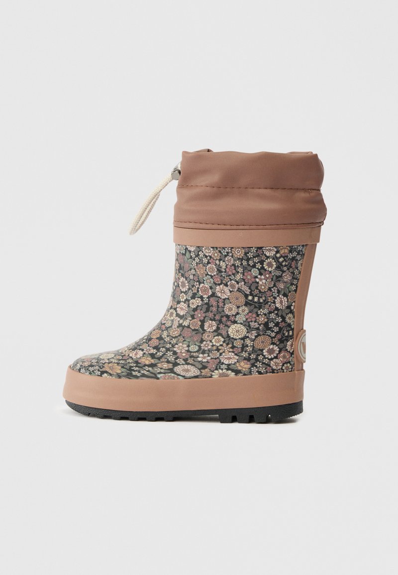 Bota de chuva de borracha com padrão floral em tons de rosa, amarelo e verde, apresentando uma parte superior elástica castanha e uma sola texturizada preta.