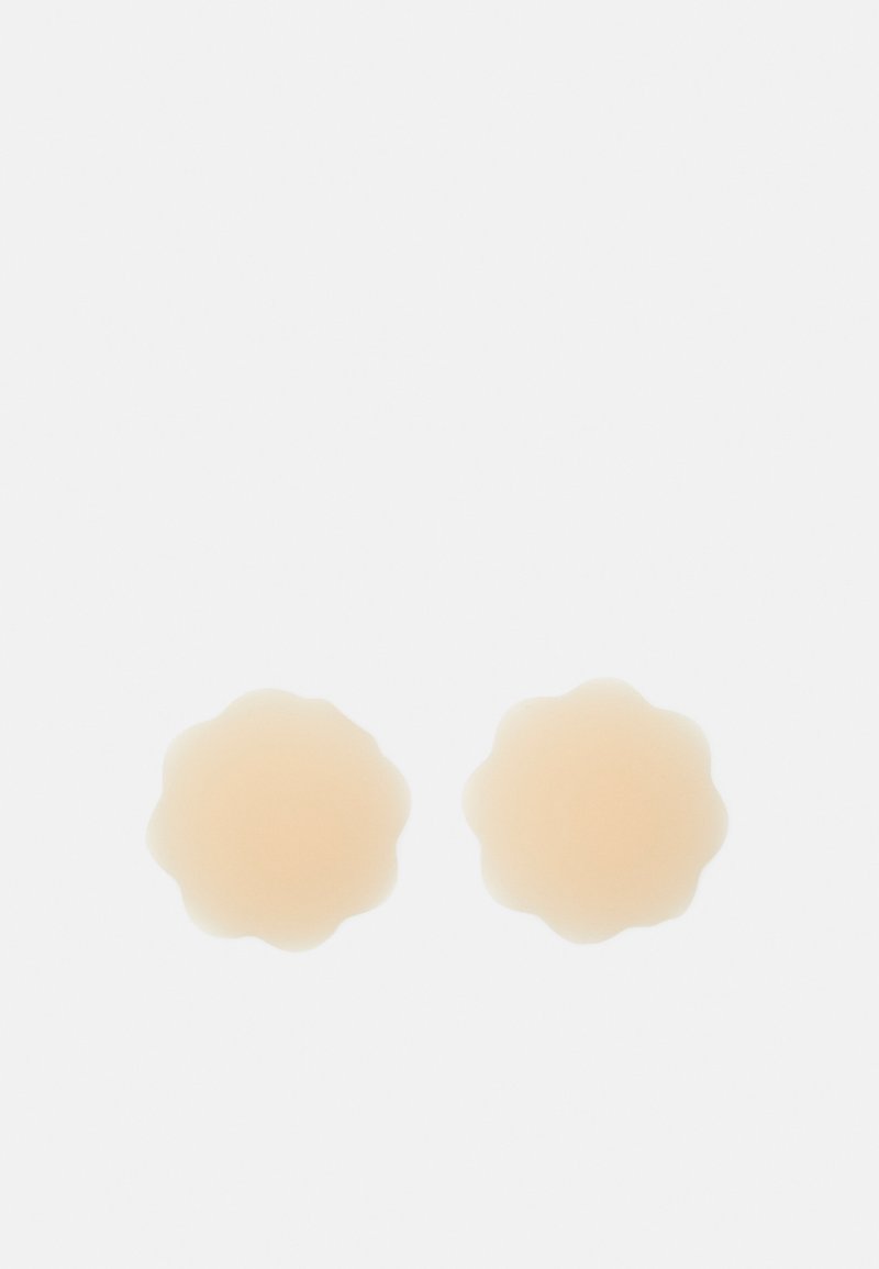 Adesivos de silicone na cor pêssego suave, em forma de flor com bordas onduladas, textura suave, projetados para uso discreto sob a roupa.