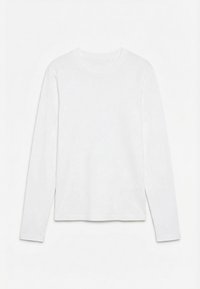 Απλό λευκό μακρυμάνικο μπλουζάκι με στρογγυλή λαιμόκοψη, τοποθετημένο επίπεδο σε λευκή επιφάνεια, εμφανίζοντας το μπροστινό μέρος και το μήκος των μανικιών.