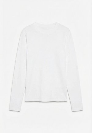 Απλό λευκό μακρυμάνικο μπλουζάκι με στρογγυλή λαιμόκοψη, τοποθετημένο επίπεδο σε λευκή επιφάνεια, εμφανίζοντας το μπροστινό μέρος και το μήκος των μανικιών.