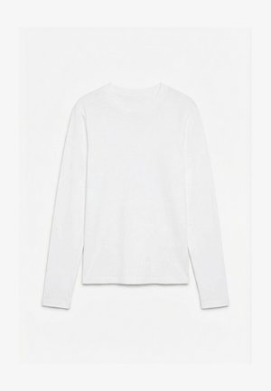 T-shirt blanc uni à manches longues et col rond, posé à plat sur une surface blanche, montrant l'avant et la longueur complète des manches.