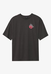 Donkergrijze katoenen t-shirt met korte mouwen, ronde halslijn en een roze lippenprint met de tekst "Feelings Club" op de linkerkant van de borst.