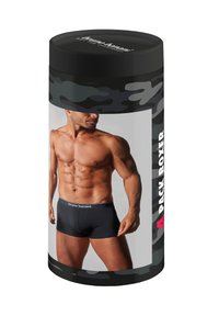 Svarta boxershorts i cylindrisk förpackning med camouflage-design. Shortsen har en logotyp på midjan och en åtsittande passform, vilket visar upp en modell.