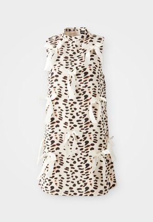 Abito senza maniche con scollo alto, caratterizzato da una base crema e una stampa leopardata nera, decorato con dettagli in nastro avorio.