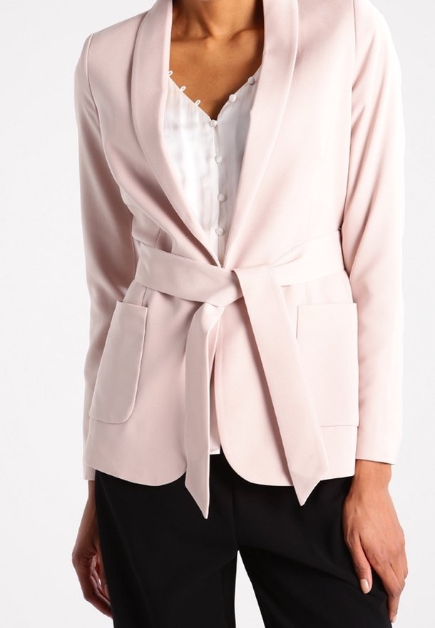 Ljusrosa kavaj med sjalkrage, bältesmidjad midja och två framfickor. Slät tyg med skräddarsydd passform och enhetlig färg.