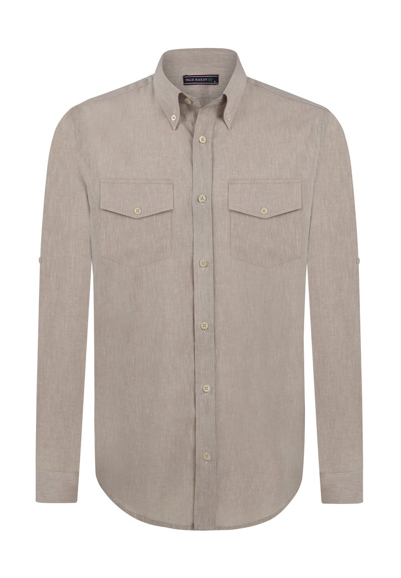 Camisa de manga larga color beige claro, con un tejido texturizado, dos bolsillos en el pecho y un dobladillo redondeado. Presenta un detalle de botones y opciones para arremangar las mangas.
