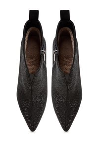 Botines negros con punta afilada, que cuentan con una superficie texturizada y brillante, así como cremalleras laterales. Forro suave y esponjoso visible en las aberturas.