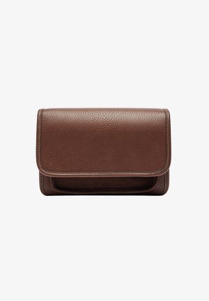 Brązowa skórzana torebka kopertowa o fakturowanym wykończeniu, z załamaną klapą i kontrastowym przeszyciem. Posiada kompaktowy prostokątny kształt.