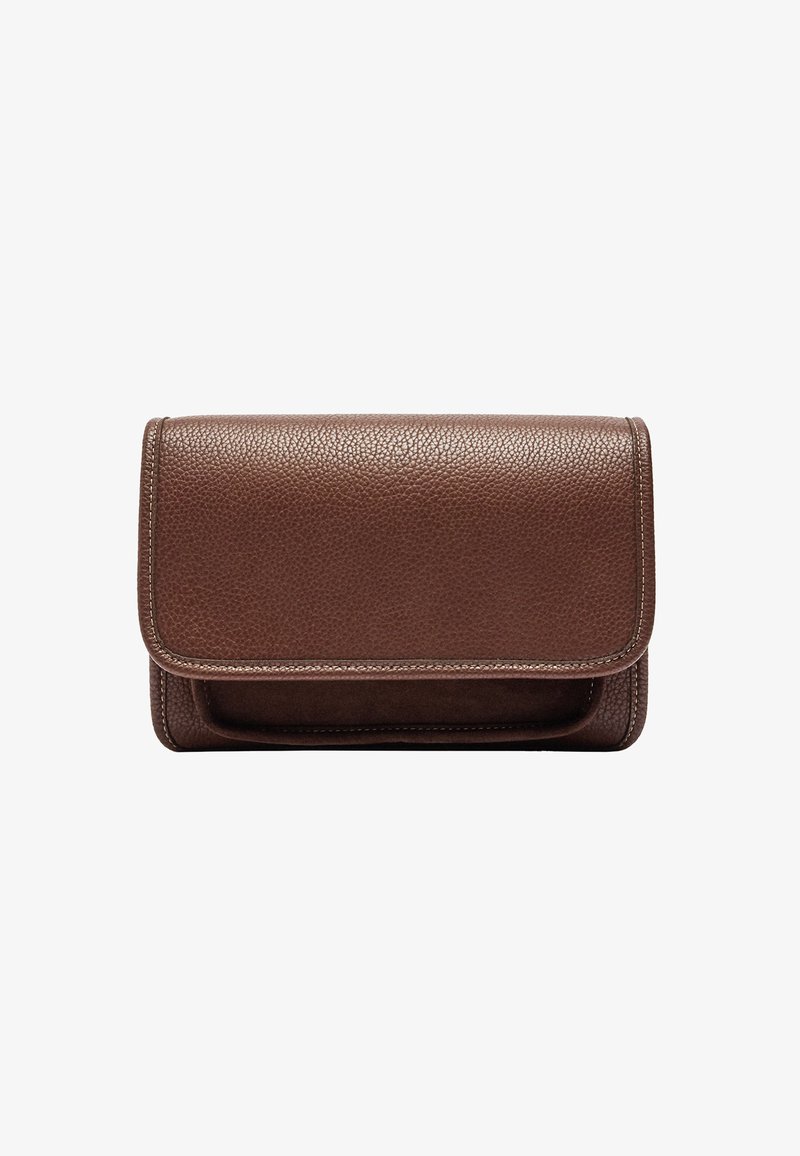 Brązowa skórzana torebka kopertowa o fakturowanym wykończeniu, z załamaną klapą i kontrastowym przeszyciem. Posiada kompaktowy prostokątny kształt.