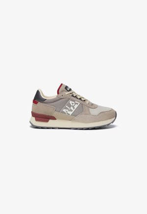 Beige en grijze sneaker met wit "NLA"-logo aan de zijkant, rode en zwarte accenten, beige veters en een gestructureerde zool, gezien vanaf de buitenkant.