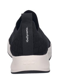 Schwarzer Strick-Slipper mit strukturiertem Obermaterial, abgerundeter Spitze und weißer Sohle. Mit Zuglasche und Markenlabel auf der Rückseite.