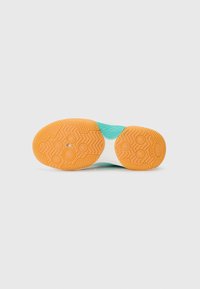 Talpa de sneaker din cauciuc portocaliu cu un model de profil în brad. Accente de teal deschis lângă călcâi, intermediul neted alb.