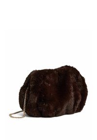 Barna műszőrme boríték táska, lágy, texturált felülettel és láncos pánttal. Kerek alakja összegyűrt részletekkel puha, bársonyos megjelenést kölcsönöz.