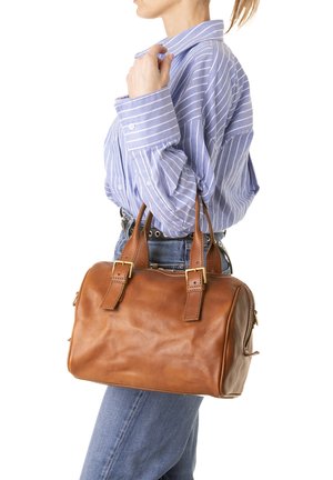 Borsa a tracolla in pelle marrone con doppi manici superiori, fondo piatto e dettagli in metallo dorato. Superficie testurizzata con cuciture visibili.