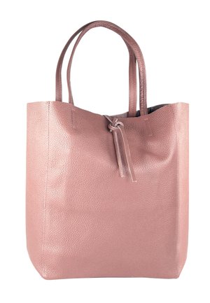 Sac cabas en cuir texturé rose avec deux poignées, ouverture sur le dessus et fermeture par cordon. Forme carrée avec des accents lisses et aucun matériel visible.